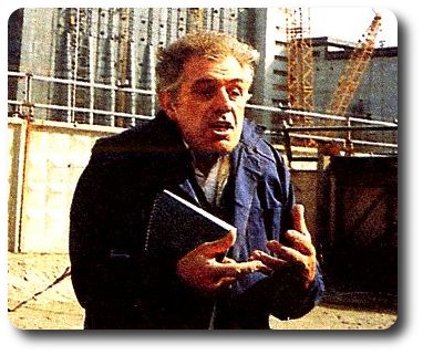 Michel Chevalet devant le réacteur de la centrale de Tchernobyl, lors d'un direct TV : on reconnaît toute sa fougue et son ardeur pour expliquer comment ça marche... !!