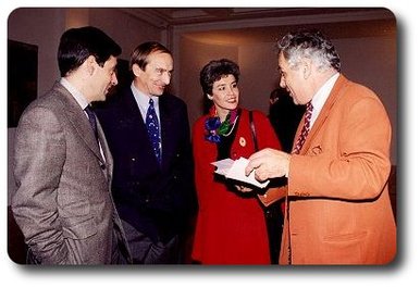 Michel Chevalet en compagnie des époux Haigneré et du ministre François Fillon, lors de la remise de sa légion d'honneur