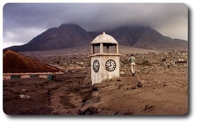 De la petite ville de Plymouth, dans l'île de Montserrat, il ne reste que le clocher de l'église, après la terrible éruption du volcan... De la petite ville de Plymouth, dans l'île de Montserrat, il ne reste que le clocher de l'église, après la terrible éruption du volcan...